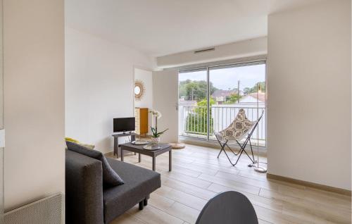 un salon avec un canapé et une chaise dans l'établissement Awesome Apartment In Saint-Georges-De-Didon, à Saint-Georges-de-Didonne