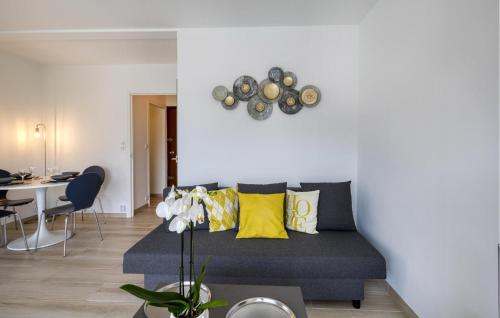 un salon avec un canapé et une table dans l'établissement Awesome Apartment In Saint-Georges-De-Didon, à Saint-Georges-de-Didonne