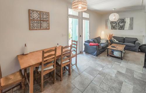 un salon avec une table et un canapé dans l'établissement Lancienne Distillerie, à Alignan-du-Vent