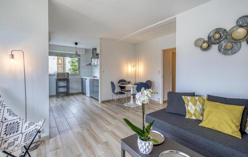 un salon avec un canapé et une table dans l'établissement Awesome Apartment In Saint-Georges-De-Didon, à Saint-Georges-de-Didonne