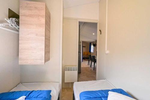 Ένα ή περισσότερα κρεβάτια σε δωμάτιο στο Camping 4 étoiles - Parc aquatique - ccafefi