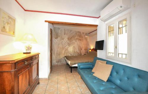 un soggiorno con divano blu e una camera da letto di 1 Bedroom Nice Home In Banyuls Sur Mer a Banyuls-sur-Mer