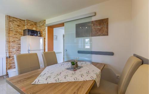 Televisyen dan/atau pusat hiburan di Stunning Home In Pula