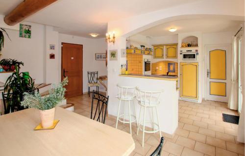 une cuisine et un salon avec une table et des chaises dans l'établissement Lovely Home In Saint Maurice Sur Eygu, à Saint-Maurice-sur-Eygues