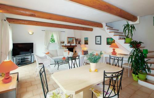 un salon avec une table et des chaises dans l'établissement Lovely Home In Saint Maurice Sur Eygu, à Saint-Maurice-sur-Eygues
