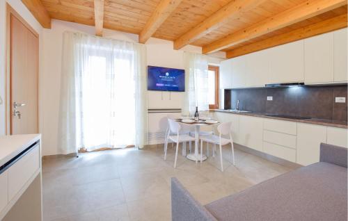 Kuchyň nebo kuchyňský kout v ubytování Nice Apartment In Peschiera Del Garda