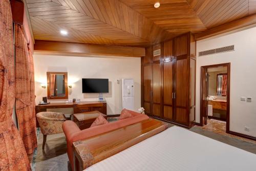 Μια τηλεόραση ή/και κέντρο ψυχαγωγίας στο Pearl Continental Hotel Malam Jabba