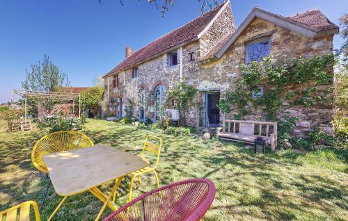 Κήπος έξω από το Amazing Home In Villaines-La-Gonais