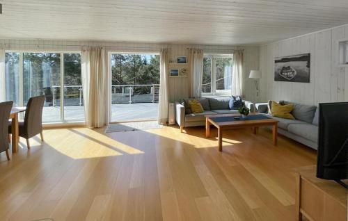 Ruang duduk di Pet Friendly Home In Risør