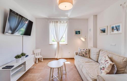 un soggiorno con un divano e un tavolo di Villa Orchidea a Višnjan (Visignano)