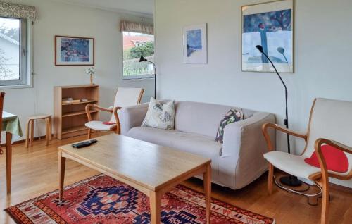 ヴェストラ・フレールンダにあるAmazing Home In Västra Frölundaのソファとテーブルと椅子のあるリビングルーム