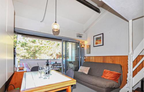 ein Wohnzimmer mit Sofa und Tisch in der Unterkunft Beach Front Home In Saint-Cyprien Plage in Saint Cyprien Plage