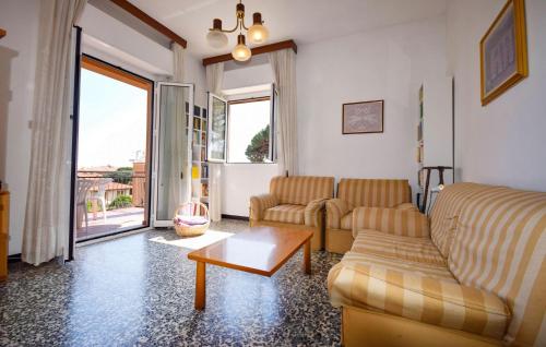 Χώρος καθιστικού στο Stunning Apartment In Pietra Ligure