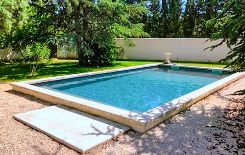 Bazén v ubytování Charmant Mazet Provençal nebo v jeho okolí
