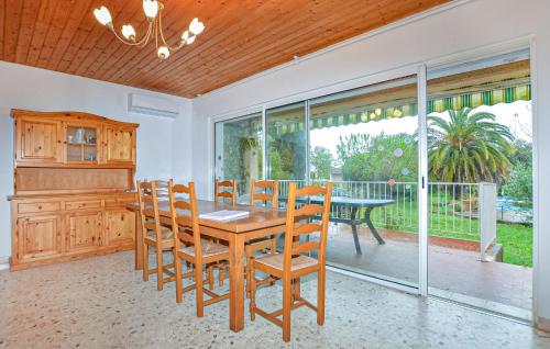 une salle à manger avec une table et des chaises en bois dans l'établissement Villa Piscine Privée, à Moriani-Plage