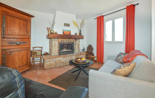 un salon avec un canapé et une cheminée dans l'établissement Lovely Apartment In Tavaco, à Tavaco