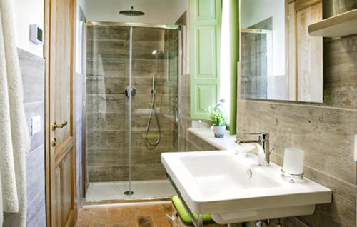 a bathroom with a sink and a shower at Pet Friendly Home In Acquapendente in Acquapendente