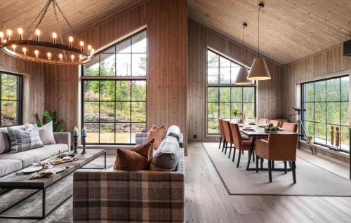 Un lugar para sentarse en Gorgeous Home In Nesbyen With Wifi