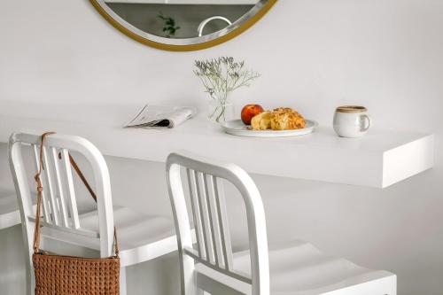 a table with a plate of fruit and a mirror at Sonder by Marriott Bonvoy Village 21 Apartments Hillsboro Village in Nashville