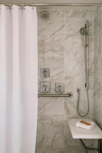 Ένα μπάνιο στο No. 284 Back Bay Hotel, Sonder by Marriott Bonvoy