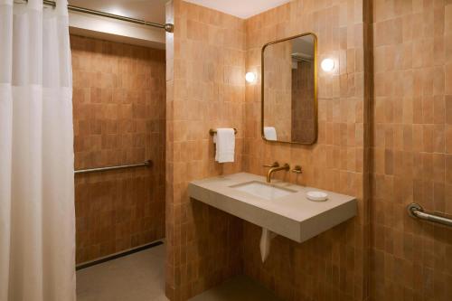 Ένα μπάνιο στο Woods Cove Hotel Laguna Beach, Sonder by Marriott Bonvoy