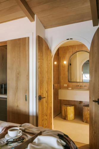 Ένα ή περισσότερα κρεβάτια σε δωμάτιο στο Woods Cove Hotel Laguna Beach, Sonder by Marriott Bonvoy
