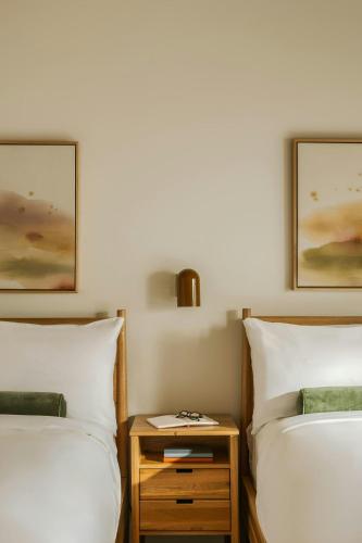 Ένα ή περισσότερα κρεβάτια σε δωμάτιο στο Woods Cove Hotel Laguna Beach, Sonder by Marriott Bonvoy
