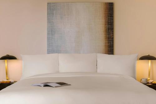 Sonder by Marriott Bonvoy The Fitz Apartments Downtown St Paulにあるベッド