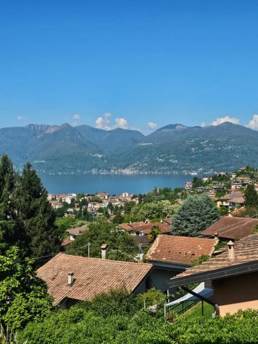 Blick auf eine Stadt mit See und Bergen in der Unterkunft Luna Serena in Luino