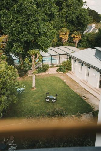 an aerial view of a yard with a picnic table at L'Armoric Hôtel - RÉNOVÉ in Bénodet
