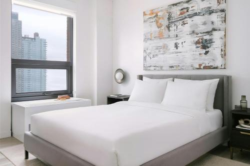 Postel nebo postele na pokoji v ubytování Sonder by Marriott Bonvoy Court Square Apartments Long Island City
