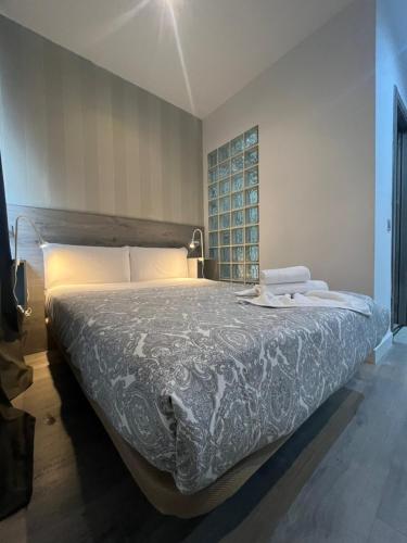 sypialnia z dużym łóżkiem w pokoju w obiekcie Hostal Abril Madrid w Madrycie