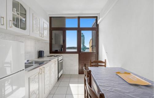Kuchyň nebo kuchyňský kout v ubytování 2 Bedroom Stunning Apartment In Vodice
