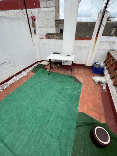 a patio with a green floor and a picnic table at ÁTICO HOME y Garaje, Algemesi Home in Algemesí