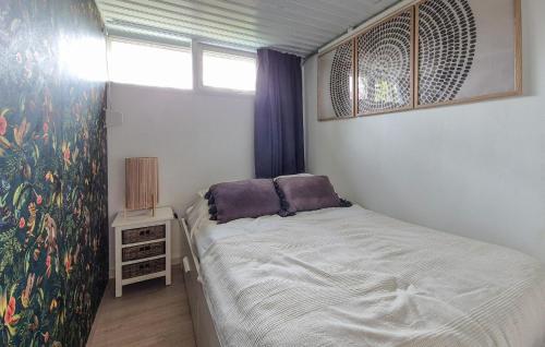 a bedroom with a bed and a painting on the wall at Pet-Friendly Home In Scherpe Nisse in Scherpenisse