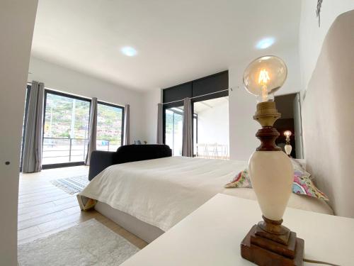 Katil atau katil-katil dalam bilik di Machico flat center near beach w parking