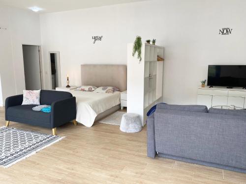 Katil atau katil-katil dalam bilik di Machico flat center near beach w parking
