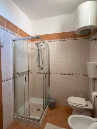 a bathroom with a shower and a toilet at Casa Vacanze "Za N'Zina" in Dattilo
