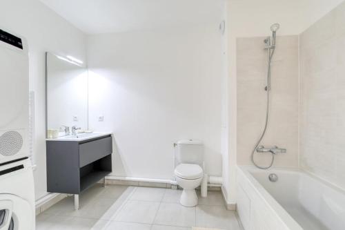 une salle de bain avec toilettes, lavabo et douche dans l'établissement Home Sweet Home, à Bezons