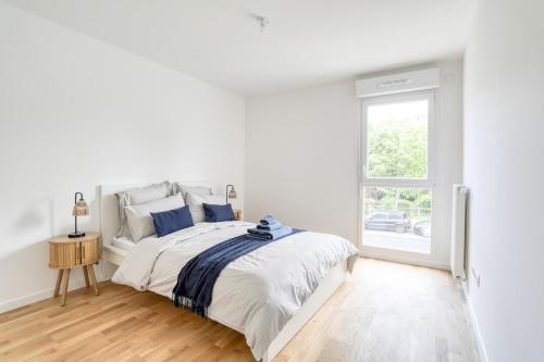 une chambre blanche avec un lit et une fenêtre dans l'établissement Home Sweet Home, à Bezons