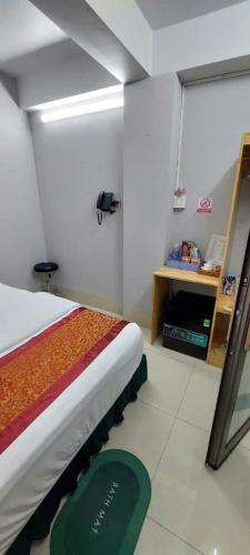 a room with a bed and a sign on the floor at Khách Sạn The Second in Thốt Nốt