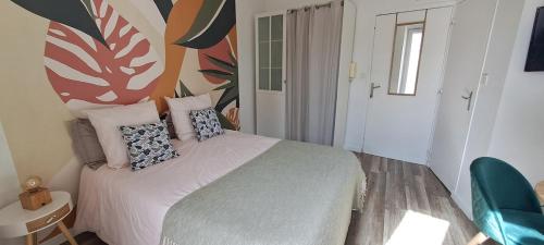 ショレにあるStudio NOTRE-DAME 2 coeur de villeの大きなベッドと枕のある寝室