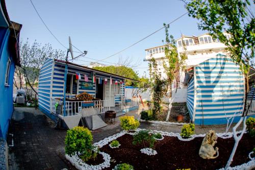 a blue and white building next to a building at Devrim Apart in Ocaklar