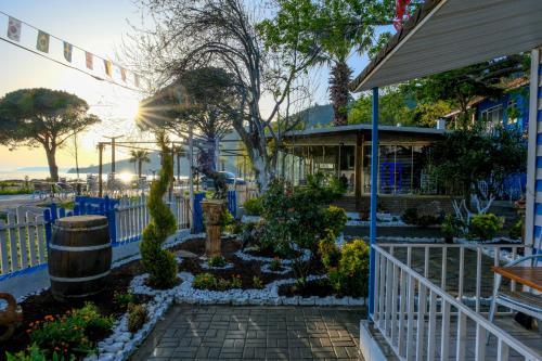a garden in front of a building with the sun setting at Devrim Apart in Ocaklar