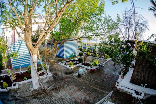 an aerial view of a garden with a tree at Devrim Apart in Ocaklar