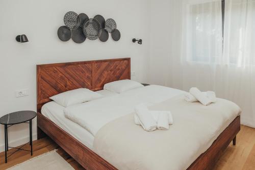 Un dormitorio con dos camas con sábanas blancas y toallas. en Casa Nolimi, en Fažana