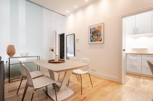 une cuisine et une salle à manger avec une table et des chaises dans l'établissement Montorgueil Suite, à Paris