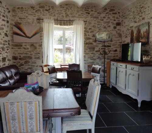 un salon avec une table et une salle à manger dans l'établissement Gite Lavandin du Mas de la Chataigneraie location de vacances dans le Gard, à Gagnières