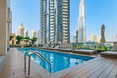 una piscina sul tetto di un edificio di Top Class 2BR with Burj Khalifa View in Downtown a Dubai