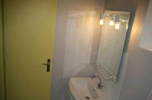 Ένα μπάνιο στο Camping 3 étoiles - Piscine - ccbahd0